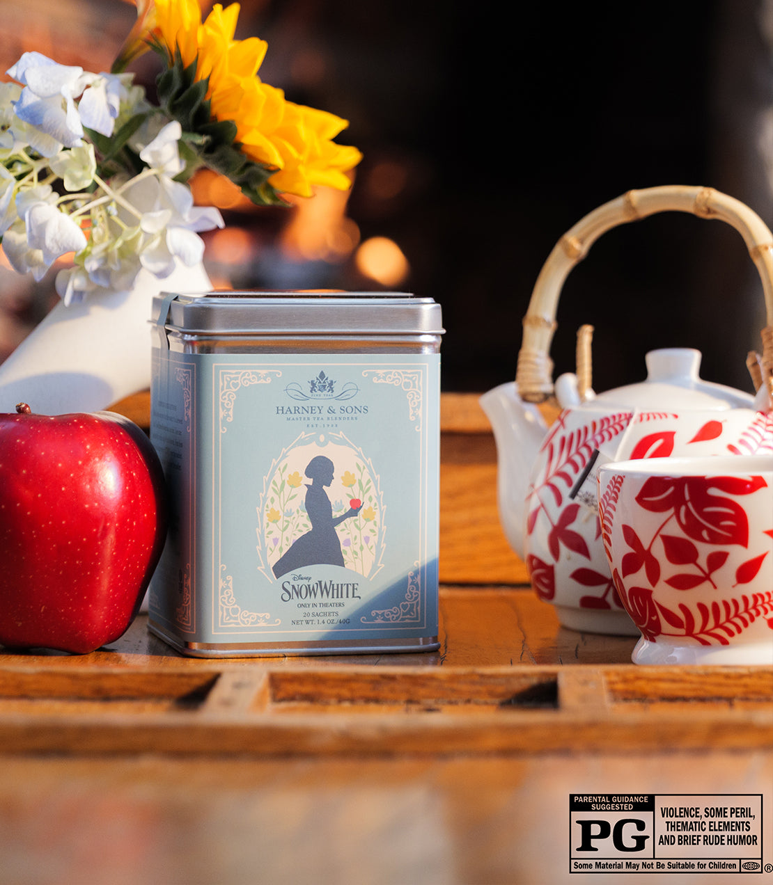 Tin of 20 Snow White tea sachets, featuring a vintage design, surrounded by an apple, flowers, and teapot.