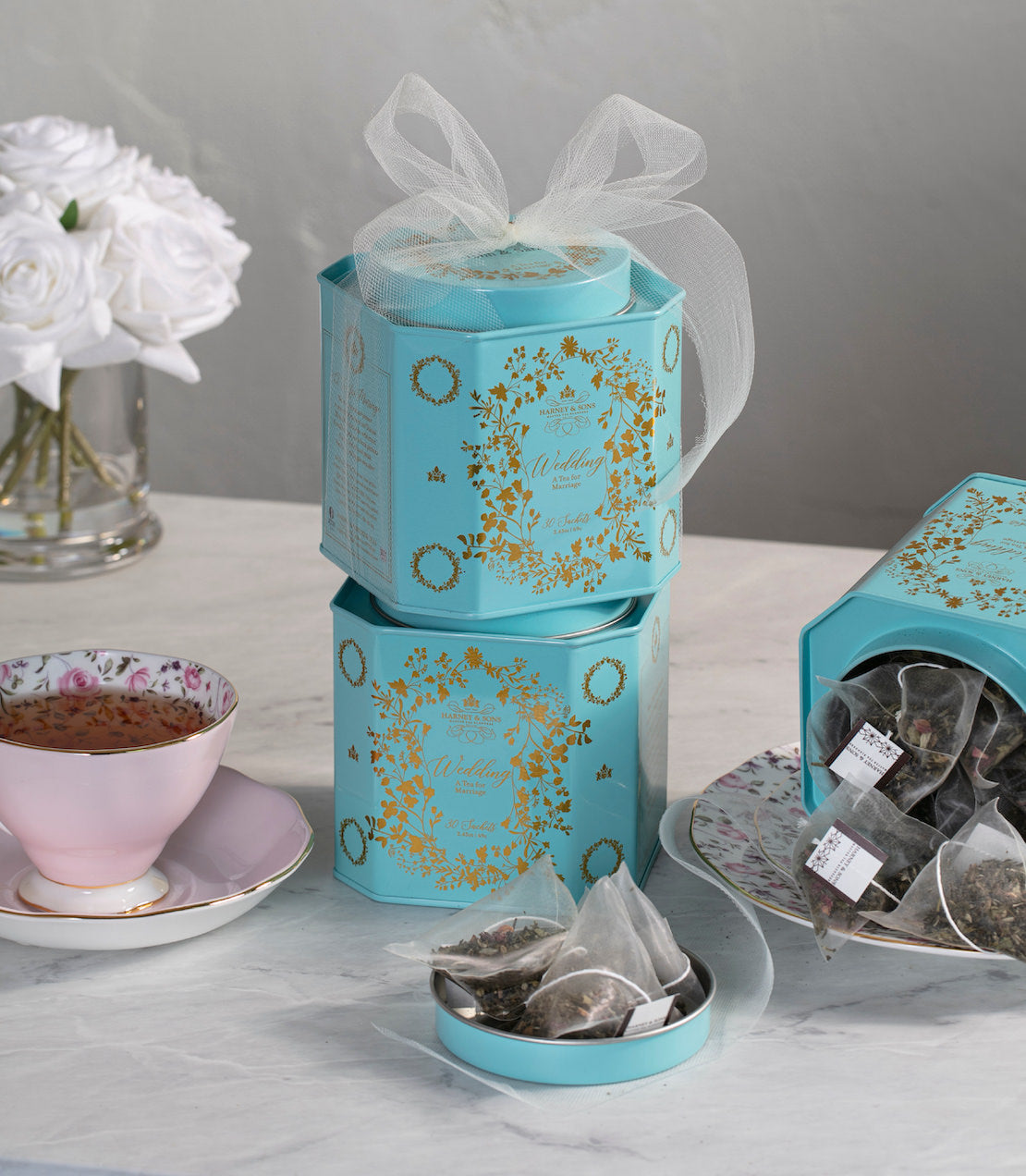 Elegant wedding tea tin featuring floral design, containing 30 sachets for a special celebration.